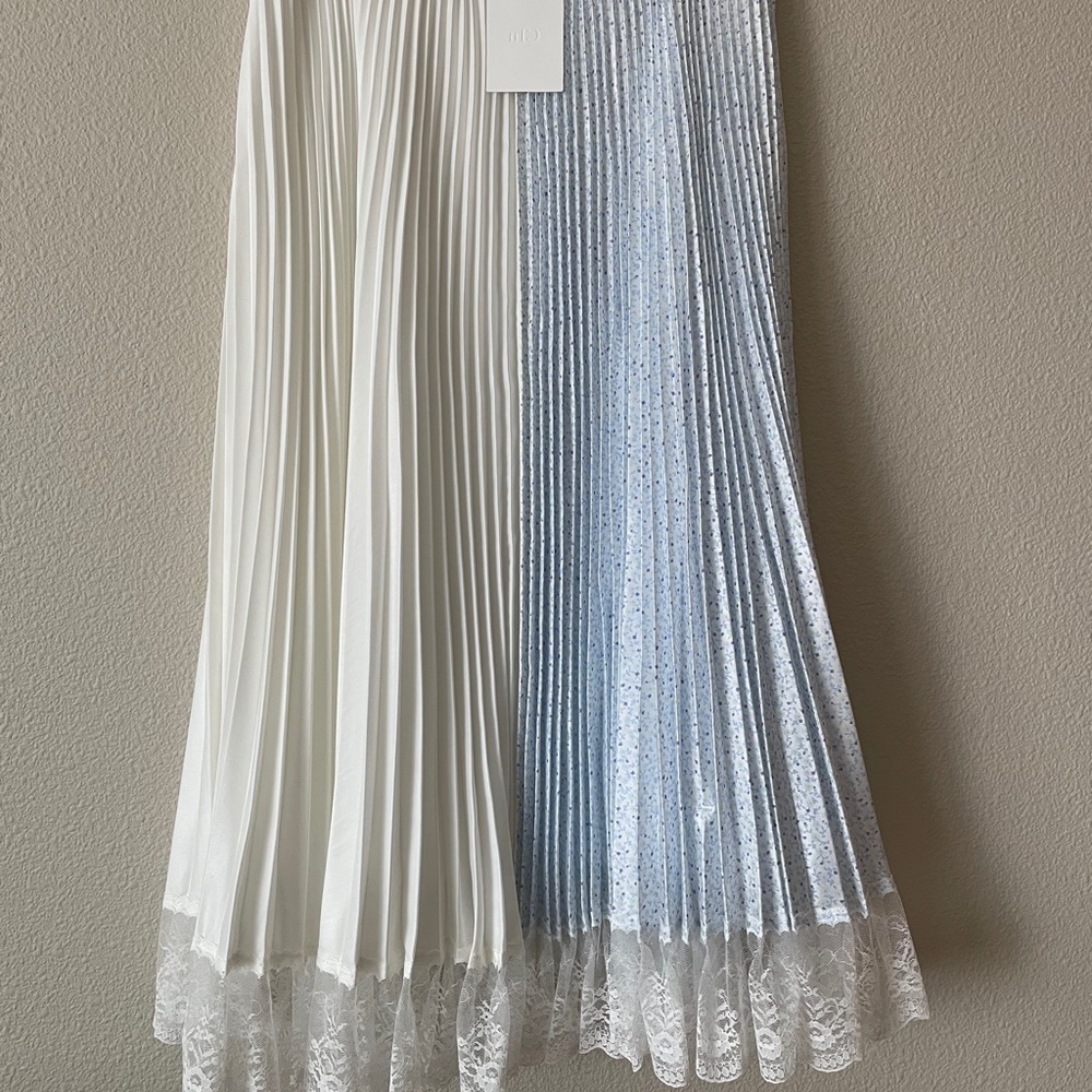 Pull on skirt with lace by Clu